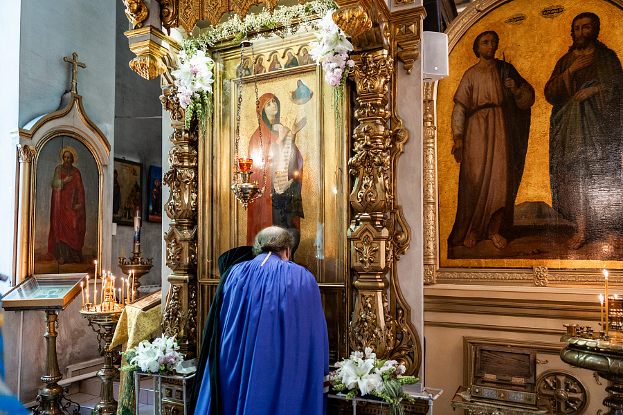 Божественная литургия в Троицком храме села Ваулово м.о. Чехов в день празднования Боголюбской иконы Божией Матери